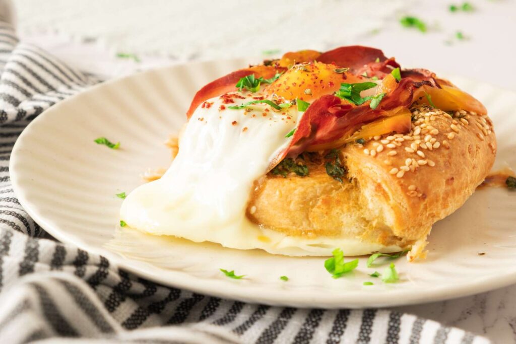 Bagel with egg 